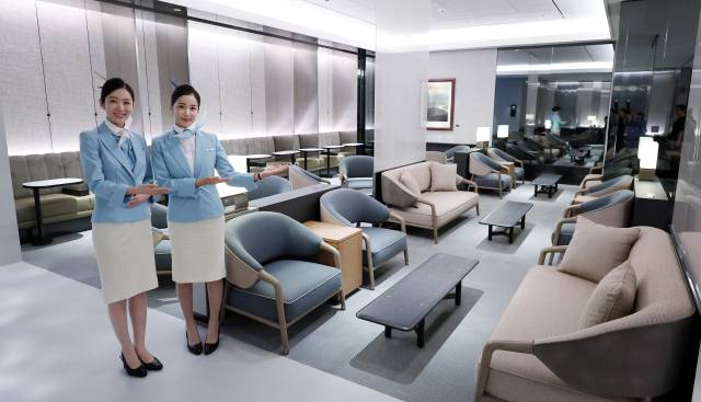 14일 인천국제공항 제2터미널에서 열린 대한항공 신규라운지 오픈 행사에서 대한항공 직원들이 마일러 클럽을 소개하고 있다. 대한항공은 이날 인천국제공항 라운지의 대대적인 리뉴얼을 마치고 사전 공개 행사를 열었다. 정식 개장은 오는 18일이다. 영종도=권욱 기자 2025.8.14