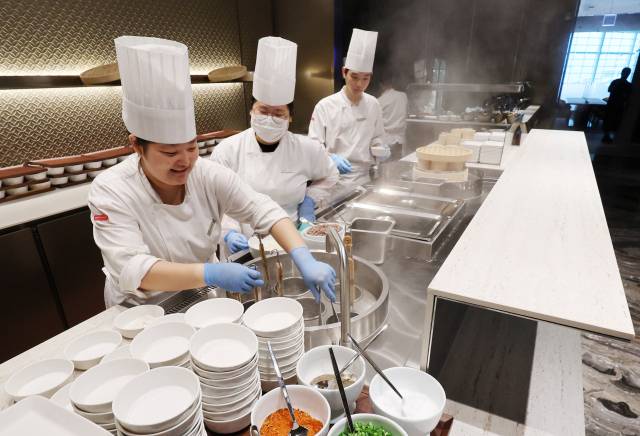 14일 인천국제공항 2터미널 대한항공 마일러 클럽 ‘라이브 스테이션’에서 셰프들이 음식을 조리하고 있다. 대한항공은 이날 인천국제공항 라운지의 대대적인 리뉴얼을 마치고 사전 공개 행사를 열었다. 대한항공이 운영하는 공항 라운지에 라이브 스테이션을 도입한 것은 이번이 처음이다. 정식 개장은 오는 18일이다. 영종도=권욱 기자 2025.8.14