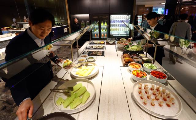 대한항공은 인천국제공항 라운지의 대대적인 리뉴얼을 마치고 14일 사전 공개 행사를 열었다. 국내 5성급 호텔 셰프들이 즉석에서 조리해주는 오픈 키친 겸 라이브 스테이션이 처음으로 도입된 이번 라운지는 오는 18일부터 일반에 공개된다. 영종도=권욱 기자 2025.8.14