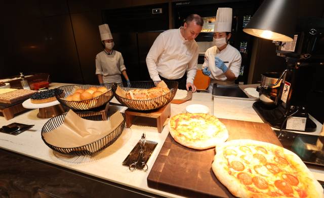 대한항공은 인천국제공항 라운지의 대대적인 리뉴얼을 마치고 14일 사전 공개 행사를 열었다. 국내 5성급 호텔 셰프들이 즉석에서 조리해주는 오픈 키친 겸 라이브 스테이션이 처음으로 도입된 이번 라운지는 오는 18일부터 일반에 공개된다. 영종도=권욱 기자 2025.8.14