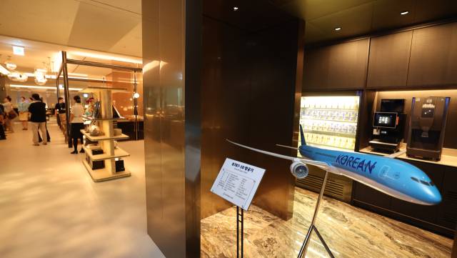 대한항공은 인천국제공항 라운지의 대대적인 리뉴얼을 마치고 14일 사전 공개 행사를 열었다. 국내 5성급 호텔 셰프들이 즉석에서 조리해주는 오픈 키친 겸 라이브 스테이션이 처음으로 도입된 이번 라운지는 오는 18일부터 일반에 공개된다. 영종도=권욱 기자 2025.8.14