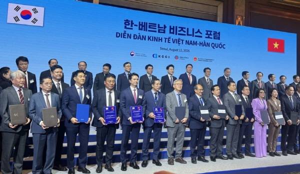 이미지스 김정철 대표이사(앞줄 왼쪽 첫번째), CT그룹 회장(앞줄 왼쪽 두번째)를 비롯해 한국과 베트남 양국 정부·기관·기업인들이 기념 촬영을 하고 있다.