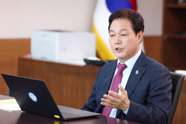 박완수 경남도지사가 도청에서 진행된 서울경제신문과의 인터뷰에서 경남을 ‘대한민국 경제수도’로 육성 위한 산업 전략을 설명하고 있다. 사진제공=경상남도