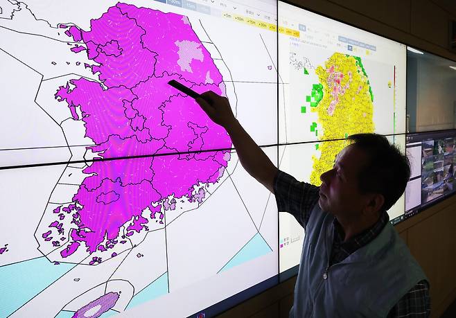 7월29일 경기도 수원시 권선구 수도권기상청에서 예보관이 폭염특보 상황 등을 보여주고 있다. ⓒ연합뉴스