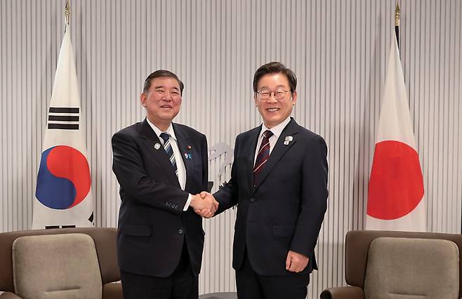 이재명 대통령이 6월17일(현지시간) 캐나다 앨버타주 카나나스키스 주요 7개국(G7) 정상회의장에서 열린 한일정상회담에서 이시바 시게루 일본 총리와 악수하며 기념촬영을 하고 있다. ⓒ연합뉴스