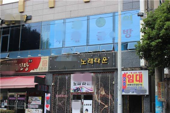 전남 여수 석화산단으로부터 3㎞ 남짓 떨어진 신흥택지개발지 무선지구. 여수산단 노동자의 주거지(원룸)와 유흥주점, 식당가가 밀집해 있다. 이곳은 여수 주요 상권 4곳 중 하나로 산단 노동자들의 주요 소비 동선으로 여수경제의 실핏줄 같은 곳이다. 11일 한낮에 찾은 무선지구는 한참 분주해야 할 점심시간조차 썰렁했다. 한 노래방 입구에 임대 딱지가 붙어있다. ⓒ시사저널 정성환