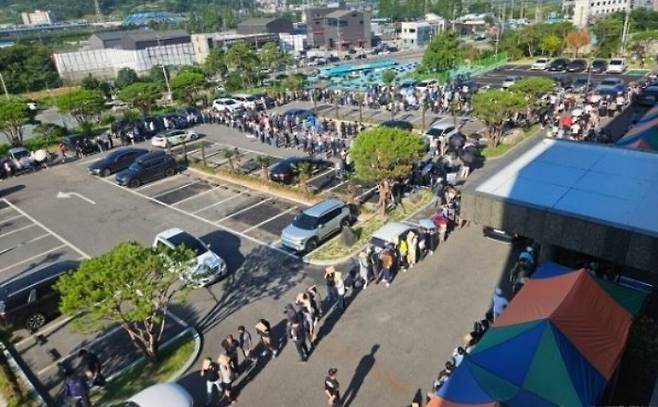 고용회복지원금 현장 접수 첫날인 지난 8월 1일, 불볕더위에도 여수상공회의소 주차장에 대기줄이 길게 늘어선 장사진이 펼쳐졌으며 재직자 지원의 경우 접수 7시간 만에 조기 마감됐다. ⓒ독자 제공