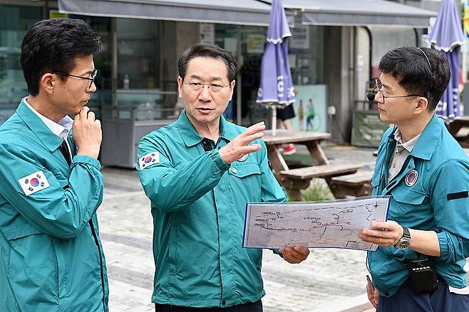 유정복 시장이 14일 서구 루원시티에서 호우피해 현장을 점검하고 있다. Ⓒ인천시 제공