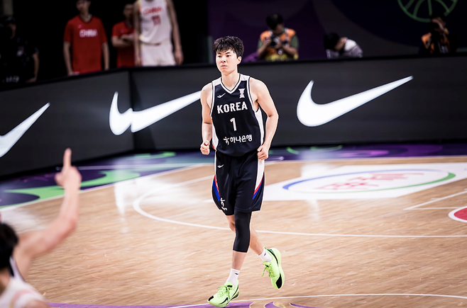 남자농구국가대표팀 포워드 이현중이 14일(한국시간) 사우디아라비아 제다에서 열린 중국과 2025 FIBA 아시아컵 8강전에서 코트를 누비고 있다. 이날 이현중은 22점·7리바운드로 활약했지만, 팀의 71-79 패배를 막진 못했다. 대표팀은 8강전에서 이번 대회의 여정을 마감했다. 사진제공ㅣFIBA