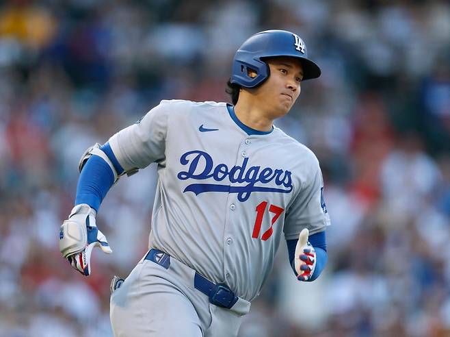 LA 다저스 오타니 쇼헤이가 14일 미국 애너하임 에인절 스타디움에서 열린 2025 메이저리그 LA 에인절스와 원정 경기에서 1회초 3루타를 치고 전력질주하고 있다. 애너하임 | AFP연합뉴스