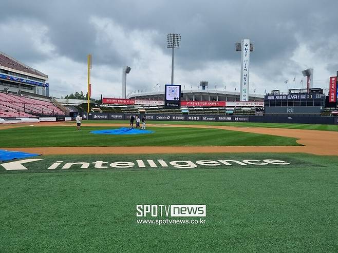 ▲ 수원케이티위즈파크는 겉보기로는 멀쩡해보였지만 그라운드 내부가 이미 완전히 망가진 상태로 결국 취소 결정이 내려졌다 ⓒ김태우 기자