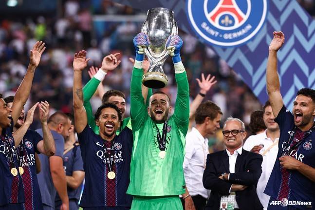 파리 생제르망(PSG) 선수들이 14일 오전 4시(한국시간) 이탈리아 블루에너지 스타디움에서 열린 2025 유럽축구연맹(UEFA) 슈퍼컵 우승 후 기뻐하고 있다. /AFPBBNews=뉴스1