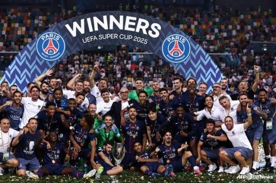파리 생제르망 선수들이 14일 오전 4시(한국시간) 이탈리아 블루에너지 스타디움에서 열린 2025 유럽축구연맹(UEFA) 슈퍼컵에서 우승 세리머니를 즐기고 있다. 슈퍼컵 오른쪽에 위치한 이강인. /AFPBBNews=뉴스1