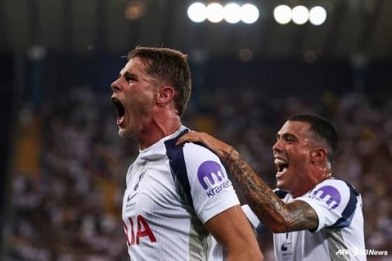 미키 판 더 펜(왼쪽)이 14일 오전 4시(한국시간) 이탈리아 블루에너지 스타디움에서 열린 2025 유럽축구연맹(UEFA) 슈퍼컵 결승에서 파리 생제르망(PSG)을 상대로 성제골을 터트린 뒤 포효하고 있다. /AFPBBNews=뉴스1