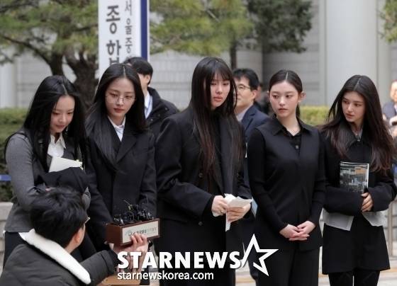 어도어가 뉴진스(NJZ) 멤버들을 상대로 제기한 '기획사 지위보전 및 광고계약 체결 등 금지 가처분' 첫 심문기일이 2025년 3월 7일 오전 서울 서초구 중앙지방법원에서 열린 가운데 걸그룹 뉴진스가 입장을 밝히고 있다. 2025.03.07 /사진=김창현 chmt@