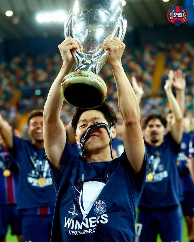 파리 생제르맹(PSG) 이강인이 2025 유럽축구연맹(UEFA) 슈퍼컵 우승 트로피를 들어올리며 기뻐하고 있다. /사진=파리 노 리밋 SNS 캡처
