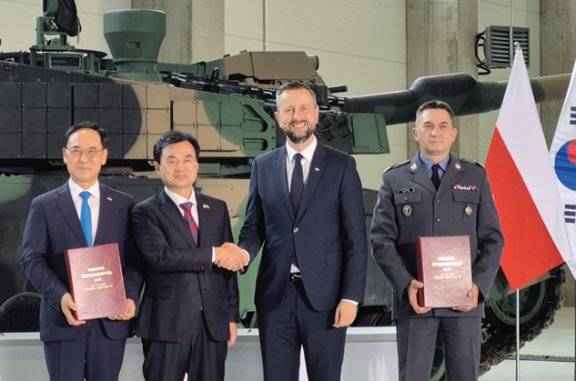 안규백 국방부 장관(왼쪽에서 두 번째)과 브와디스와프 코시니아크카미시 폴란드 부총리 겸 국방장관(오른쪽에서 두 번째)이 8월 1일(이하 현지 시간) 폴란드 글리비체에서 열린 K2 전차 2차 이행계약 서명식에 참석해 악수하고 있다. 국방부 제공