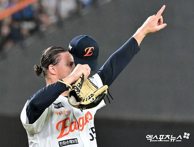 13일 오후 대전 한화생명 볼파크에서 열린 '2025 신한 SOL Bank KBO리그' 롯데 자이언츠와 한화 이글스의 경기, 4회초 1사 1,2루 한화 와이스가 호수비를 보여준 김태연에게 감사의 인사를 하고 있다. 대전, 김한준 기자