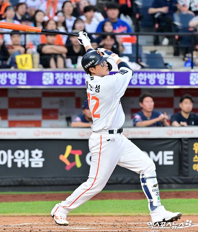 13일 오후 대전 한화생명 볼파크에서 열린 '2025 신한 SOL Bank KBO리그' 롯데 자이언츠와 한화 이글스의 경기, 2회말 무사 1루 한화 채은성이 1타점 2루타를 날리고 있다. 대전, 김한준 기자
