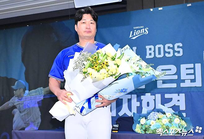삼성 라이온즈 오승환이 지난 7일 인천에서 공식 은퇴 기자회견에 임하며 기념촬영하고 있다. 엑스포츠뉴스 DB