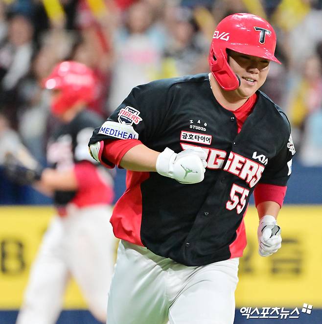 KIA 타이거즈 포수 한준수가 올해 정규시즌 경기에서 홈런을 친 뒤 베이스를 돌고 있다. 엑스포츠뉴스 DB