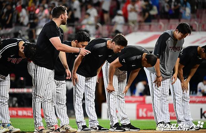 12일 오후 수원케이티위즈파크에서 열린 '2025 신한 SOL Bank KBO리그' LG 트윈스와 KT 위즈의 경기, LG가 새 외국인 투수 톨허스트의 7이닝 무실점 완벽투와 타선의 활약에 힘입어 11:2의 스코어로 승리하며 1위 자리를 지켰다.  경기 종료 후 LG 톨허스트가 팬들에게 인사하고 있다. 엑스포츠뉴스 DB