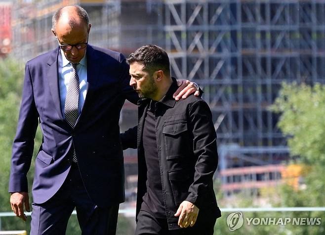 프리드리히 메르츠 독일 총리(왼쪽)와 볼로디미르 젤렌스키 우크라이나 대통령 [Pool/로이터=연합뉴스. 재판매 및 DB 금지]