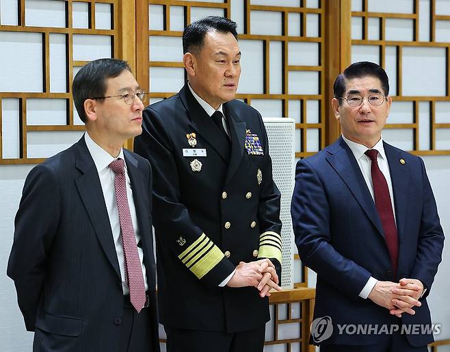 김용현 국방장관, 합참의장-안보2차장과 대화 (서울=연합뉴스) 홍해인 기자 = 김용현 국방부 장관(오른쪽)이 27일 서울 용산 대통령실 청사에서 열린 중장 진급·보직 신고 및 삼정검 수치 수여식에 참석해 행사 시작 전 김명수 합동참모의장(가운데), 인성환 국가안보실 2차장과 대화하고 있다. 2024.11.27 [대통령실통신사진기자단] hihong@yna.co.kr