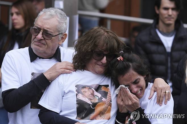 오염된 펜타닐 진통제로 사망한 피해자 가족 (라플라타[아르헨티나]=AP 연합뉴스) 지난 1일(현지시간) 아르헨티나의 라플라타시 이탈리아노 병원 앞에서 입원 중 오염된 펜타닐 투약으로 사망한 다니엘 세바스티안 오비에도의 가족들이 항의 시위에서 오열하고 있다. 2025.8.14 photo@yna.co.kr