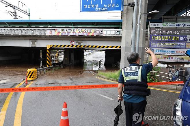 석계역 지하차도 통제 (서울=연합뉴스) 임화영 기자 = 폭우가 내린 13일 서울 노원구 월계1교 인근 중랑천 범람으로 석계역 지하차도가 통제하고 있다. 2025.8.13 hwayoung7@yna.co.kr