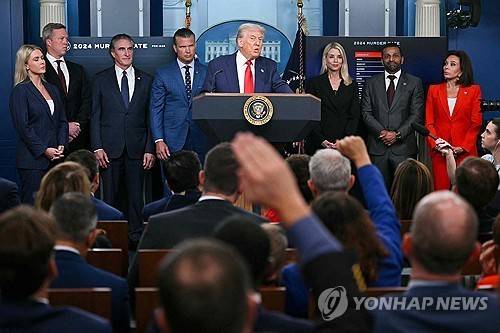 워싱턴DC 치안 강화 대책 발표하는 트럼프 [AFP 연합뉴스 자료사진. 재판매 및 DB 금지]