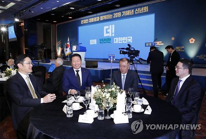 2019년 신년회 참석한 4대 그룹 총수 (서울=연합뉴스) 배재만 기자 = 국내 4대 대기업그룹의 젊은 총수들이 2일 오전 서울 여의도 중소기업중앙회 그랜드홀에서 열린 2019 기해년 신년회에서 만나 얘기를 나누고 있다.  이재용 삼성전자 부회장(왼쪽부터), 최태원 SK그룹 회장, 정의선 현대자동차그룹 수석 총괄부회장, 구광모 LG그룹 회장 등 각 그룹에서 '세대교체'된 젊은 총수 4인이 한자리에 모인 것은 사실상 처음이어서 더욱 눈길을 끌었다. 2019.1.2 scoop@yna.co.kr