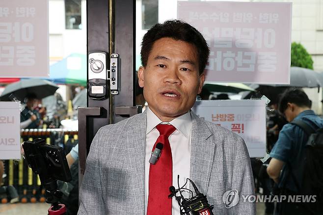입장 밝히는 전한길 (서울=연합뉴스) 황광모 기자 = 국민의힘 전당대회 합동연설회를 방해해 당 윤리위원회에 회부된 한국사 강사 전한길 씨가 14일 서울 여의도 중앙당사에서 열린 윤리위원회에 출석하며 입장을 밝히고 있다. 2025.8.14 [공동취재] hkmpooh@yna.co.kr