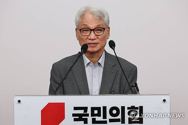 국민의힘 윤리위, 전한길에 '경고' 징계 (서울=연합뉴스) 김주성 기자 = 국민의힘 여상원 중앙윤리위원장이 14일 서울 여의도 당사에서 '전당대회 방해' 논란 당사자인 전한길 씨에 대한 윤리위의 징계 논의 결과를 설명하고 있다. 윤리위는  전 씨에 대해 '경고' 징계를 내리기로 결정했다. 2025.8.14 utzza@yna.co.kr