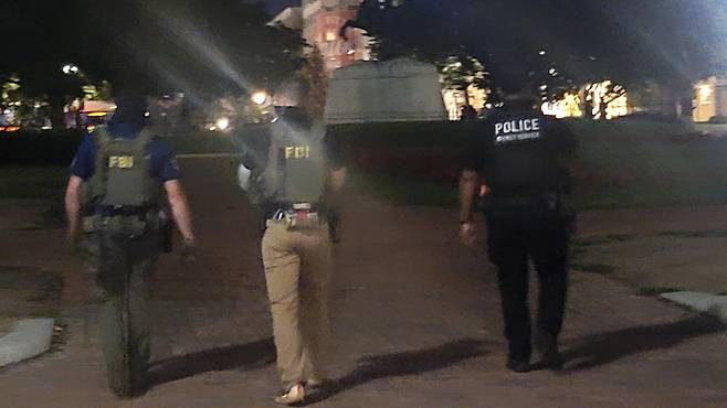 13일(현지시간) 백악관 앞 공원에서 순찰하는 FBI 요원들 [촬영 조준형 특파원]