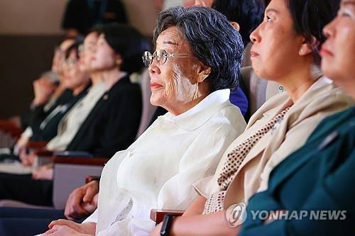'위안부' 피해자 기림 공연 보는 이용수 할머니 (서울=연합뉴스) 진연수 기자 = 일본군 위안부 피해자 이용수 할머니가 14일 서울 중구 안중근의사기념관에서 열린 2025 일본군 '위안부' 피해자 기림의 날 기념식에서 기림공연을 보고 있다. 2025.8.14 jin90@yna.co.kr