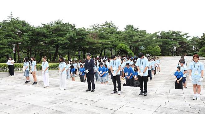 '국립 망향의동산' 참배하는 한인 청소년들 14일 충남 천안 소재 '국립 망향의동산'을 찾아 고국을 그리다 숨진 이민 선조들의 영면을 기원하며 참배하는 김영근 재외동포협력센터장과 한인 청소년들. [재외동포협력센터 제공. 재판매 및 DB 금지]