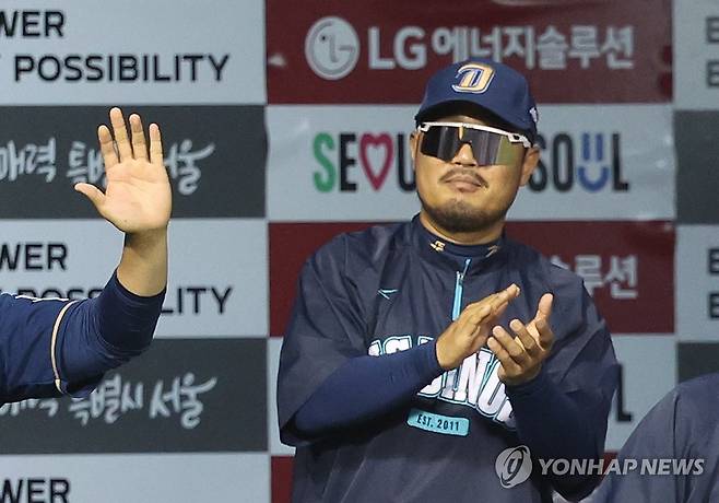박수치는 이호준 감독 (서울=연합뉴스) 임화영 기자 = 18일 서울 잠실야구장에서 열린 프로야구 NC 다이노스와 LG 트윈스의 경기.
    4회초 2사 2루 NC 박민우의 1타점 적시타 때 이호준 감독이 홈인하는 권희동을 바라보며 박수치고 있다. 2025.6.18 hwayoung7@yna.co.kr