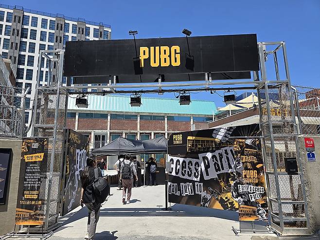 크래프톤, 배틀그라운드 팬 위한 문화공간 'PUBG 성수' 오픈 (서울=연합뉴스) 김주환 기자 = 서울 성동구 'PUBG 성수' 개장을 하루 앞둔 10일 국내 취재진을 대상으로 사전 개장 행사가 열리고 있다.
    PUBG 성수는 크래프톤의 대표작 '배틀그라운드' 세계관을 소재로 구현한 공간으로, 게임 팬은 물론 지역 주민까지 함께 즐길 수 있는 게임·문화 융합형 플랫폼이다. 사진은 'PUBG 성수' 입구. 2025.7.10 jujuk@yna.co.kr