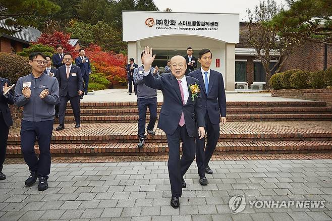 ㈜한화·한화에어로스페이스 보은사업장 찾은 김승연 회장 (서울=연합뉴스) 한화그룹은 김승연 회장이 지난 14일 한화그룹 72년 역사의 기반이자 핵심 생산 거점으로 자리잡은 ㈜한화·한화에어로스페이스 보은사업장을 찾아 임직원들을 격려했다고 17일 밝혔다. 사진은 김승연 한화그룹 회장이 한화 보은사업장 직원들의 환송에 미소로 화답하는 모습. 2024.11.17 [한화그룹 제공. 재판매 및 DB 금지] photo@yna.co.kr