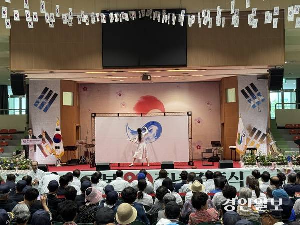 이화선 작가가 무대 위 대형 캔버스에 태극 문양을 그리고 있다. 힘찬 붓질로 광복 80주년의 기념 작품을 완성해가는 열정 어린 모습이 인상적이다. 2025.8.15 여주/양동민기자 coa007@kyeongin.com
