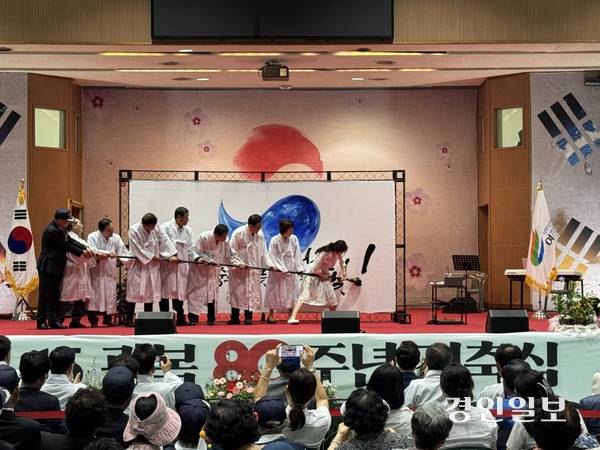 주요 내빈들이 무대에 올라 이화선 작가와 함께 대형 붓으로 마지막 점을 찍는 ‘화룡점정’ 퍼포먼스를 선보이고 있다. 2025.8.15 여주/양동민기자 coa007@kyeongin.com
