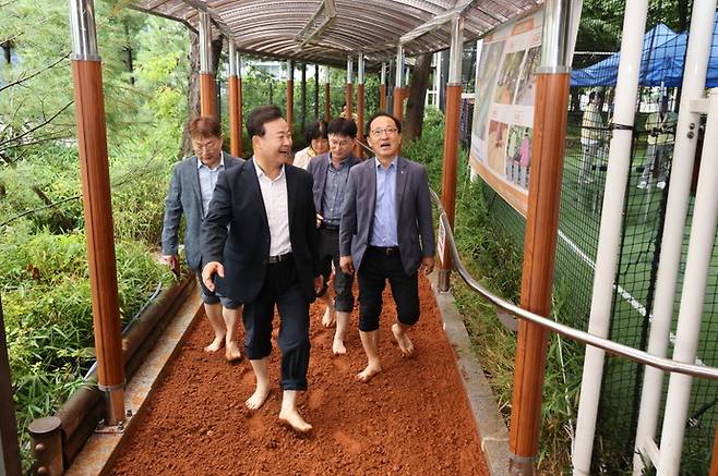 의왕시 오전로가족공원 황톳길 개장 사진=의왕시