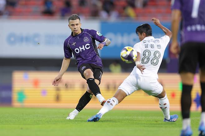 15일 안양종합운동장에서 열린 K리그1 2025 26라운드 경기서 FC안양 마테우스가 포항 스틸러스 수비벽을 뚫고 슈팅을 하고 있다. 사진=한국프로축구연맹