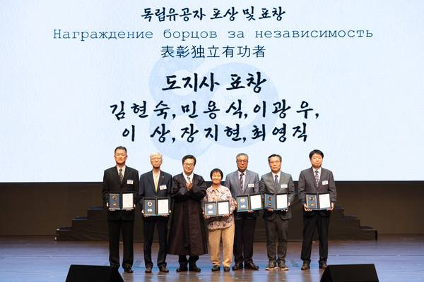 15일 오전 경기아트센터에서 열린 제80주년 광복절 경축식 행사에서 김동연 경기도지사가 포상 수여 후 기념촬영을 하고 있다. /사진=경기도 제공
