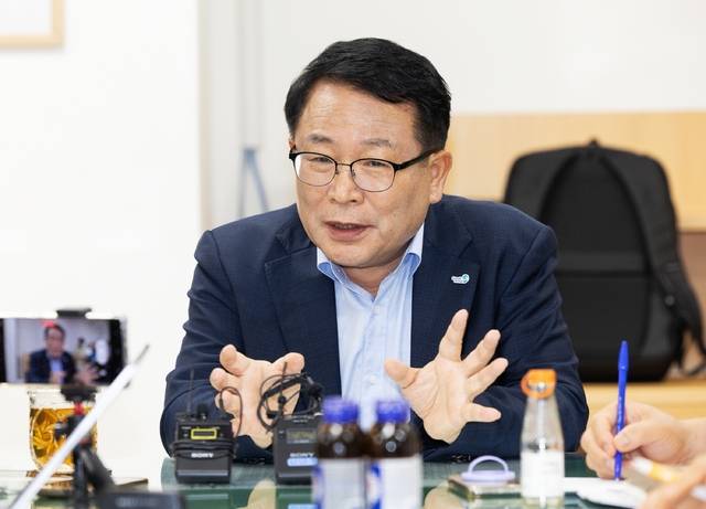 정헌율 익산시장이 지난 13일 언론 간담회에서 전북형 메가시티 등 연이어 러브콜을 받고 있는 상황에 대해 “시민 이익이 최우선”이라는 입장을 밝히고 있다./사진 제공=익산시