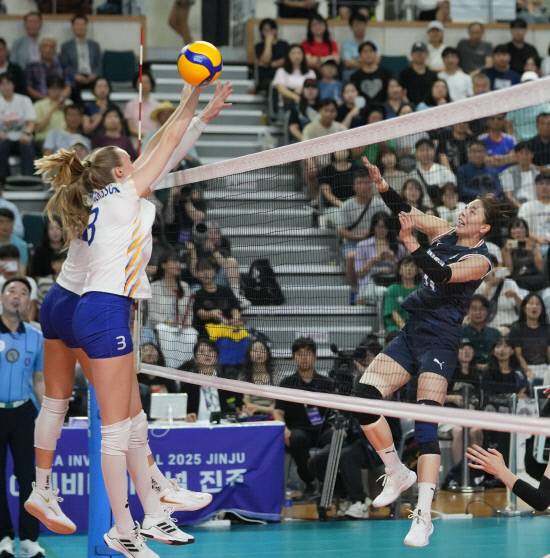 한국 대표팀 육서영이 공격을 하고 있다. 사진=대한배구협회