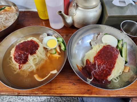만포밀냉면의 물냉면과 비빔냉면.