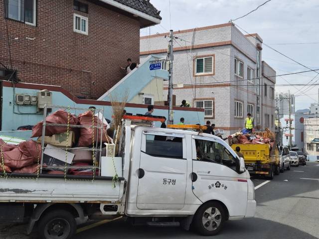 부산 동구의 한 가정집에서 저장강박증이 의심되는 거주자가 쌓아둔 폐기물 29t이 수거됐다. 부산 동구청 제공