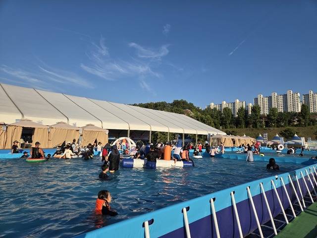 안동 수페스타에 몰린 가족, 친지, 연인들이 워터파크급 시설에서 다양한 휴식을 즐기고 있다. 권예인 인턴